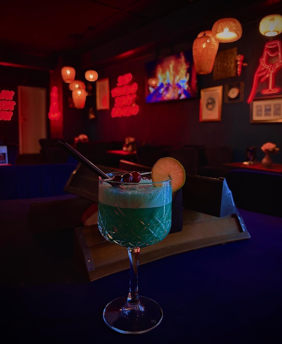Cocktail in der Nem Bar & Lounge, serviert mit Fruchtdeko